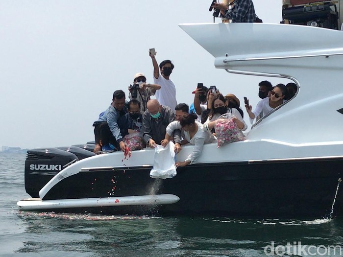 Abu kremasi Laura Anna dilarung ke laut