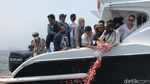 Tangis Keluarga Melarung Sebagian Abu Kremasi Laura Anna ke Laut