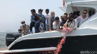 Dalam rombongan keluarga dan kerabat terlihat selebgram Keanu Angelo dan Fadil Jaidi ikut melarung sebagian abu kremasi Laura Anna. Foto: Hanif/detikHOT