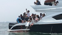 Keluarga dan kerabat Laura Anna berangkat dari dermaga 15 Ancol, Jakarta Utara pada pukul 11.12 WIB. Foto: Hanif/detikHOT