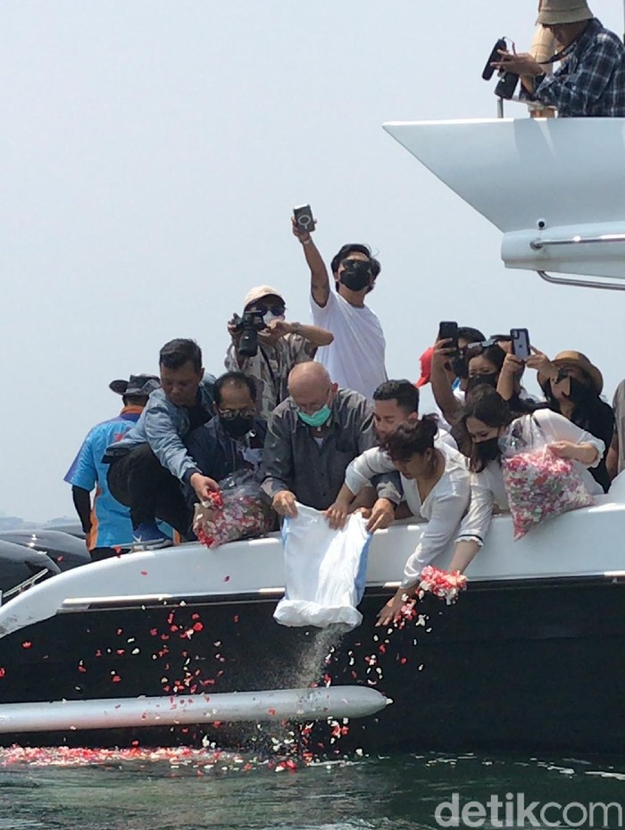 Laura Anna Abu kremasi Laura Anna dilarung ke laut