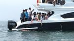 Tangis Keluarga Melarung Sebagian Abu Kremasi Laura Anna ke Laut