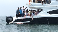 Suasana haru dan sedih sangat terlihat ketika semuanya menaburkan bunga di atas laut mengiringi pelarungan abu kremasi Laura Anna. Foto: Hanif/detikHOT