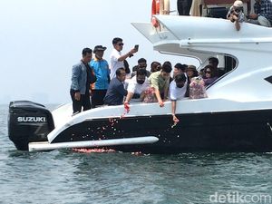 Detik-detik Pelarungan Abu Laura Anna ke Laut Ancol