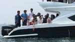 Tangis Keluarga Melarung Sebagian Abu Kremasi Laura Anna ke Laut