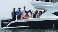 Keluarga dan kerabat yang turut melarung abu kremasi Laura Anna terlihat tak bisa membendung kesedihannya. Mereka mengucapkan selamat tinggal untuk selebgram yang meninggal setelah lumpuh karena kecelakaan lalu lintas bersama Gaga Muhammad. Foto: Hanif/detikHOT