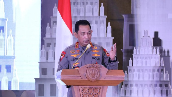 Kapolri Jenderal Listyo Sigit Prabowo saat memberikan pengarahan dalam rapat koordinasi Anev Itwasum Polri, di Yogyakarta, Jumat (17/12/2021).