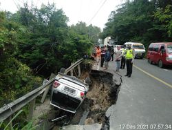 Jalinsum di Toba Sumut Longsor, 1 Mobil Terperosok-Penumpang Luka
