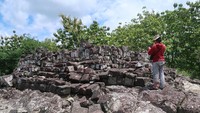 Candi Risan berada di perbukitan yang termasuk dalam zona Pegunungan Selatan. Di mana batuan penyusunnya adalah satuan batuan tufa dan alluvial.