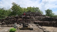 Melongok lebih dekat, tampak relief terukir di beberapa batu, bahkan beberapa di antaranya ada yang menyerupai bentuk. Suasana di kawasan Candi Risan juga terbilang asri karena berada di perbukitan.
