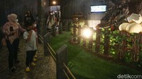 Dino Factory terbuka dalam beberapa sesi mulai dari pukul 10.30 hingga 20.30 WIB untuk menjaga protokol kesehatan dan memastikan penerapan physical distancing. 