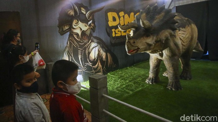 Sejumlah anak menyaksikan pertunjukan Dinosaurus di Kota Kasablanka, Jakarta, Jumat (17/12/2021). Event ini berlangsung mulai hari ini hingga 23 Januari 2022.