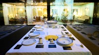 Ini adalah salah satu artefak bersejarah yang ditampilkan. Piring-piring, gelas, dan alat makan yang menjadi salah satu penemuan dalam sejarah Titanic.  Foto: Getty Images/Joe Maher