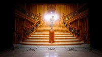 Ini adalah tangga dari lantai atas ke lokasi digelarnya pesta dansa yang menjadi salah satu tempat ikonik di kapal Titanic.  Foto: Getty Images/Joe Maher