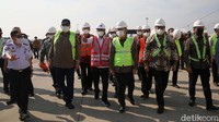 Dalam acara ekspor perdana hari ini, Chairman CT Corp Chairul Tanjung juga ikut meninjau Pelabuhan Patimban secara langsung.