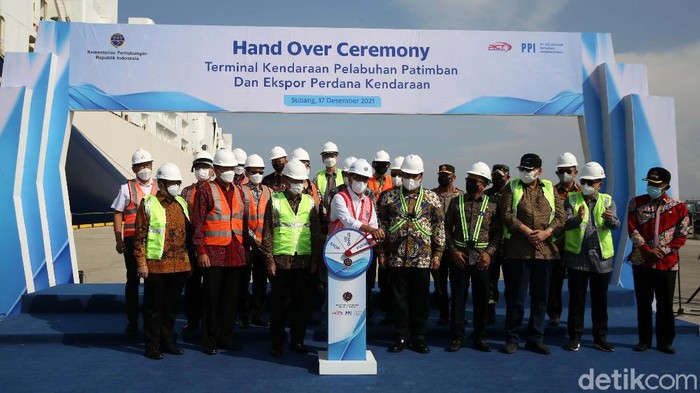 Momen CT-Menhub Blusukan ke Pelabuhan Patimban Pelabuhan Patimban di Subang Jawa Barat resmi dikelola oleh PT Pelabuhan Patimban International. Proses hand over ceremony turut dihadiri CT dan Menhub.