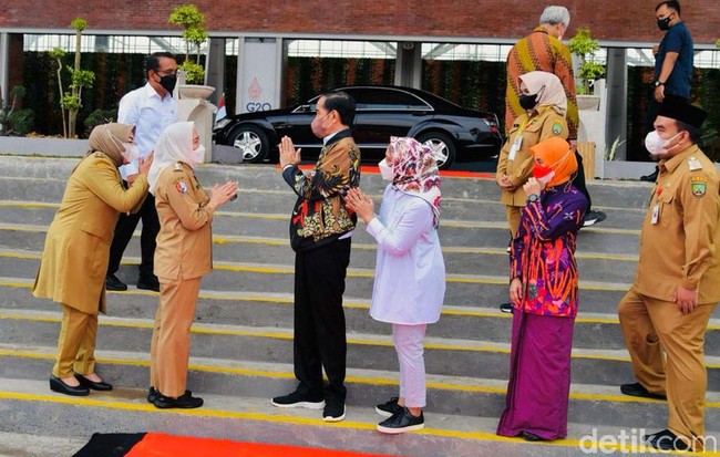 Ibu Negara Iriana Jokowi yang turut ikut dalam rombongan tersebut juga berbelanja. Menurut siaran media dari Biro Pers, Media dan Informasi Sekretariat Presiden yang diterima detikcom, Ibu Negara membeli kain batik khas Blora seharga Rp 900 ribu. (Foto: Febrian Chandra)