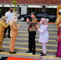 Ibu Negara Iriana Jokowi yang turut ikut dalam rombongan tersebut juga berbelanja. Menurut siaran media dari Biro Pers, Media dan Informasi Sekretariat Presiden yang diterima detikcom, Ibu Negara membeli kain batik khas Blora seharga Rp 900 ribu. (Foto: Febrian Chandra)