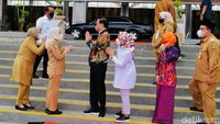 Terminalnya cukup besar kurang lebih dapat menampung 210.000 penumpang per tahun. Sangat besar, didesain seperti kita di bawah hutan jati. Karena di Blora juga terkenal dengan hutan jatinya, kata Jokowi.
