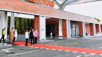 Tiang penyangga terminal bandara Ngloram terbuat dari besi dicat berwarna putih, menjulang tinggi. Di ujung atas tiang itu, terdapat cabang yang menyangga atap. Jika dilihat dari jauh desain tersebut menyerupai pohon jati. Ditambah dinding dari terminal berbahan dasar batu bata. Menambah kesan tradisonal. 