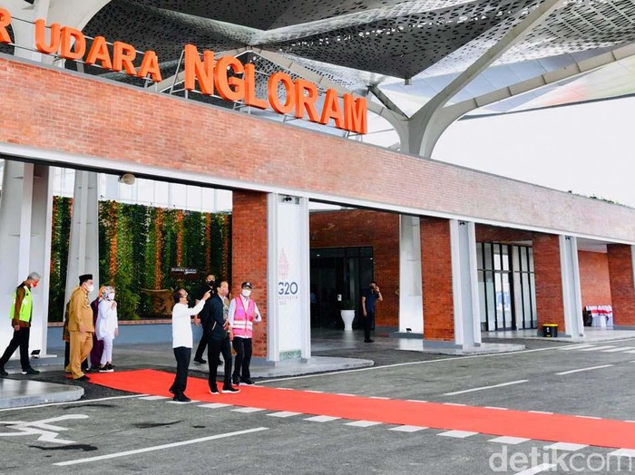 Desain terminal bandara Ngloram di Cepu, Kabupaten Blora, Jateng, jadi perhatian Jokowi. Jokowi memuji langsung desain terminal bandara Ngloram seperti di hutan jadi.
