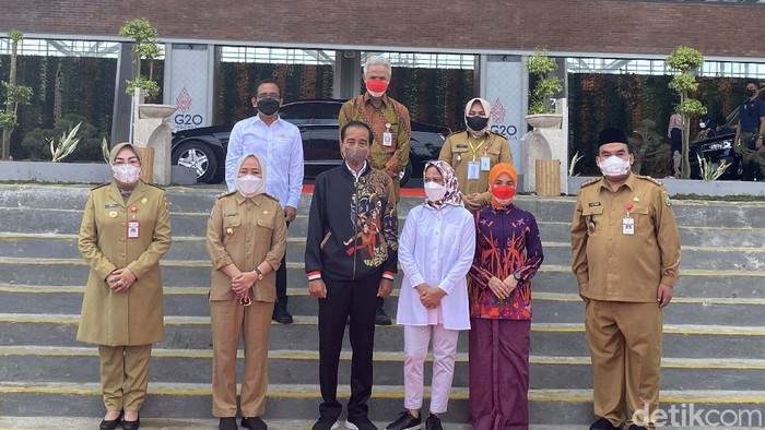 Desain terminal bandara Ngloram di Cepu, Kabupaten Blora, Jateng, jadi perhatian Jokowi. Jokowi memuji langsung desain terminal bandara Ngloram seperti di hutan jadi.