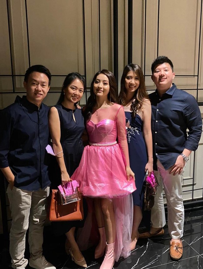 Perayaan ulang tahun Natasha Wilona terlihat meriah dengan dihadiri para kerabat dan sahabat-sahabatnya. Ekspresi bahagia pun terlihat jelas di wajah Natasha Wilona. Foto: Instagram/@natashawilona12