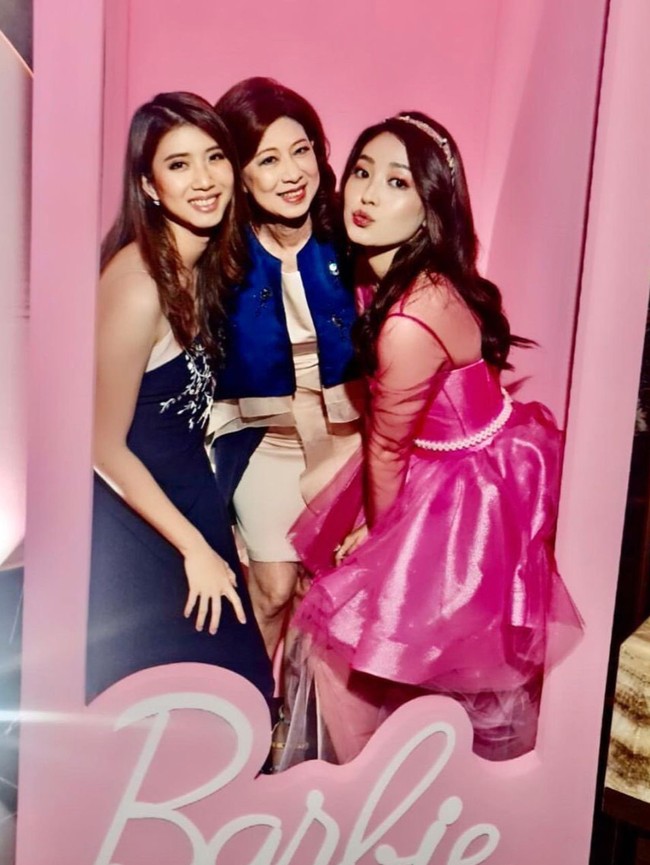 Natasha Wilona juga tampak berpose bersama teman-temannya di spot foto yang memang sudah dibuat layaknya kotak boneka barbie. Bagaimana menurutmu penampilan Natasha Wilona bersama para sahabatnya? Foto: Instagram/@natashawilona12