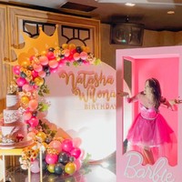 Untuk acara ulang tahunnya, Natasha Wilona memilih tema Barbie. Nuansa di pesta ulang tahunnya pun tampak didominasi dengan warna merah muda. Foto: Instagram/@natashawilona12