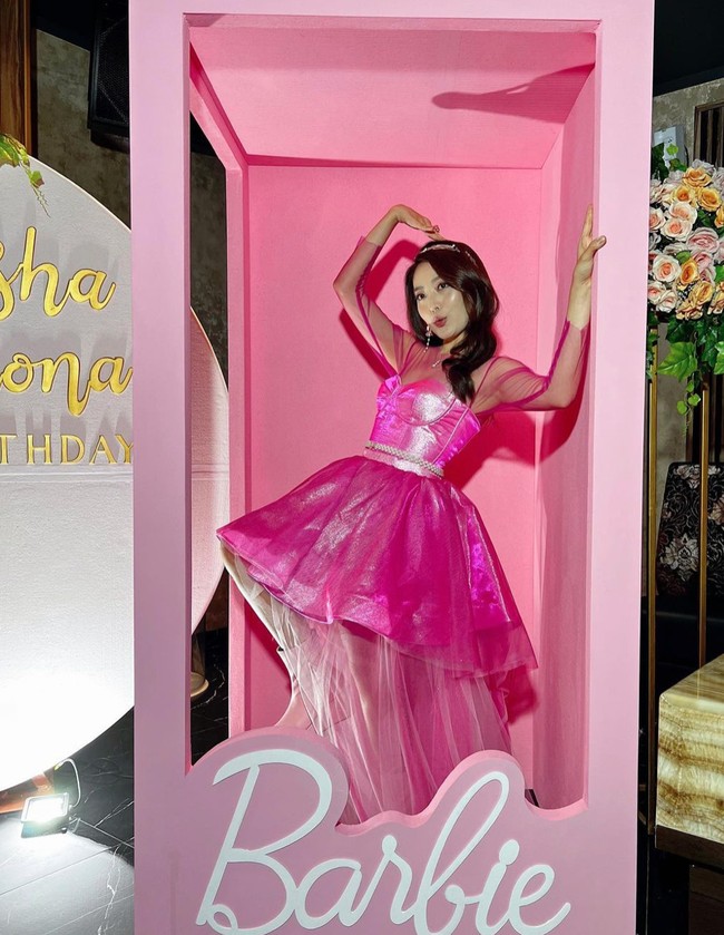 Natasha Wilona tampil cantik dengan gaun selutut yang memiliki ekor cukup panjang di bagian belakangnya. Gaun berwarna merah muda itu berbahan kain tile polos di bagian dada dan lengannya. Foto: Instagram/@natashawilona12