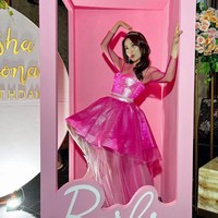 Natasha Wilona tampil cantik dengan gaun selutut yang memiliki ekor cukup panjang di bagian belakangnya. Gaun berwarna merah muda itu berbahan kain tile polos di bagian dada dan lengannya. Foto: Instagram/@natashawilona12