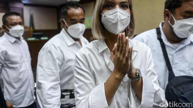 Nia Ramadhani kembali menjalani persidangan atas kasus penyalahgunaan narkoba. Bagaimana pengakuan Nia hingag nasihat hakim?