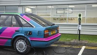 Menariknya, lubang pengecasan di Bluebird elektrik ini terletak di tutup tangki bensin yang sama dengan aslinya. Sehingga rasa berkendaranya masih tetap sentimental bak menggunakan mobil bensin. Foto: Nissan UK / David Shepherd