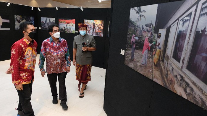 PAMERAN FOTO JURNALISTIK RWA BHINEDA Pengunjung mengamati foto dalam pameran foto jurnalistik bertajuk