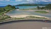 Keindahan pantainya tak kalah menarik dan indah dengan yang ada di pulau dewata Bali. Setuju nggak travelers?