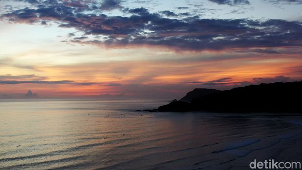 Pantai Seger Lombok yang bersebelahan langsung dengan Sirkuit Mandalika menjadi daya tarik tersendiri sebagai eco Sport Tourism yang memang dijual dan tawarkan kepada wisma dan wislok di Lombok NTB