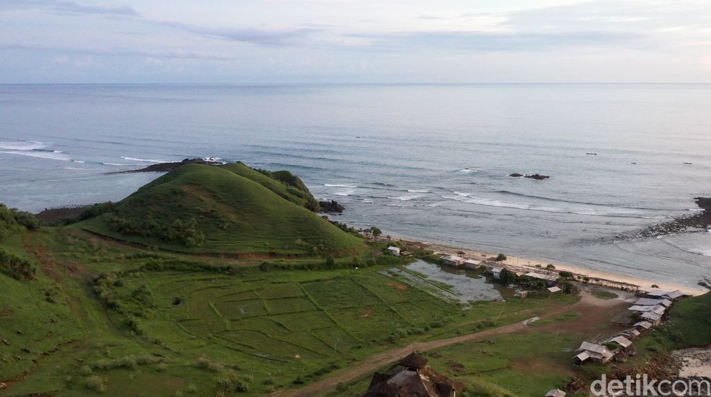 Pantai Seger Lombok yang bersebelahan langsung dengan Sirkuit Mandalika menjadi daya tarik tersendiri sebagai eco Sport Tourism yang memang dijual dan tawarkan kepada wisma dan wislok di Lombok NTB