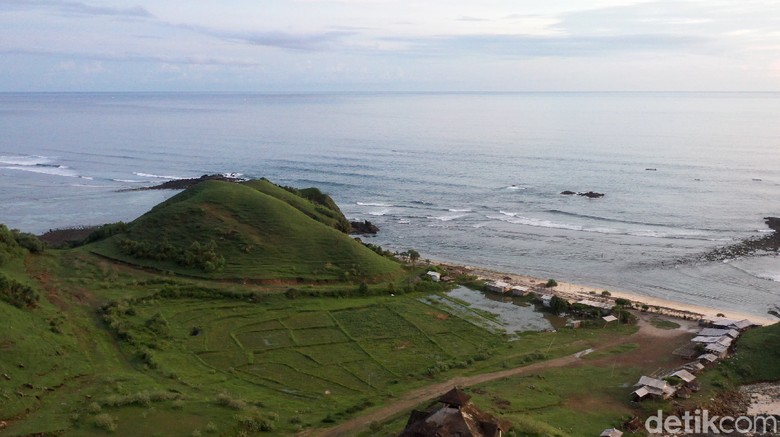 Pantai Seger Lombok Pantai Seger Lombok yang bersebelahan langsung dengan Sirkuit Mandalika menjadi daya tarik tersendiri sebagai eco Sport Tourism yang memang dijual dan tawarkan kepada wisma dan wislok di Lombok NTB