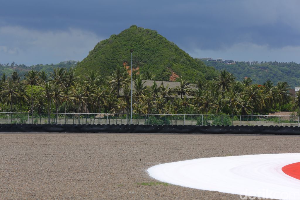 Pantai Seger Lombok yang bersebelahan langsung dengan Sirkuit Mandalika menjadi daya tarik tersendiri sebagai eco Sport Tourism yang memang dijual dan tawarkan kepada wisma dan wislok di Lombok NTB