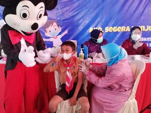 Para Badut Temani Anak-anak Usia 6-11 Tahun Vaksin di Kota Pasuruan