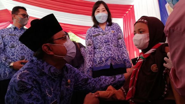 Para Badut Temani Anak-anak Usia 6-11 Tahun Suntik Vaksin di Kota Pasuruan