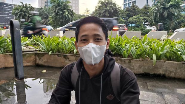 Pejalan kaki di sekitar JPO Kapal Pinisi, Jalan Sudirman, Jakpus memberikan tanggapannya soal JPO yang ditargetkan akan rampung akhir tahun ini.