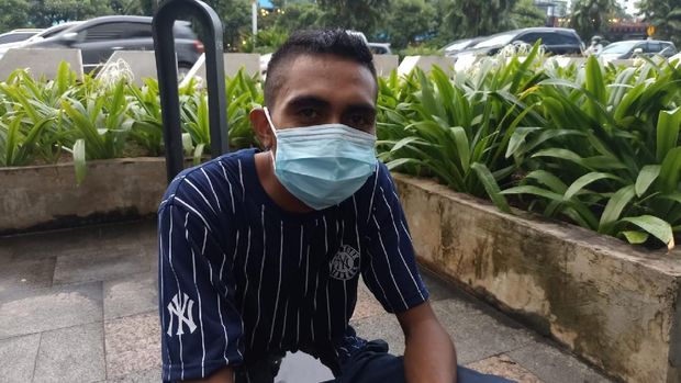 Pejalan kaki di sekitar JPO Kapal Pinisi, Jalan Sudirman, Jakpus memberikan tanggapannya soal JPO yang ditargetkan akan rampung akhir tahun ini.