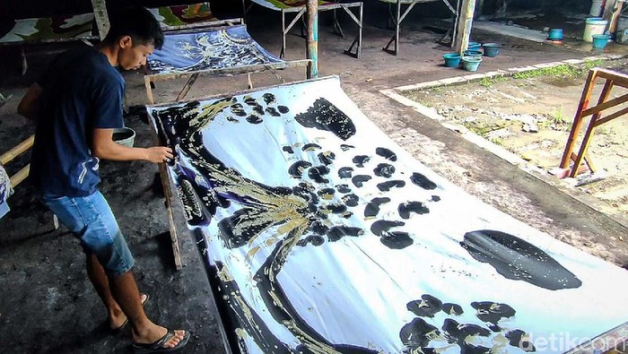 Pengumuman! Batik Motif Semeru Ini Dilelang untuk Bantu Korban Erupsi Perajin batik di Kulon Progo, Yogyakarta membuat batik tulis bermotif Gunung Semeru. Batik ini akan dilelang dan didonasikan untuk membantu korban erupsi Semeru.