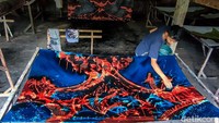 Motif Gunung Semeru bikinan Bayu terlihat begitu dramatis. Terdapat warna merah di beberapa bagian gunung yang merupakan perwujudan lava pijar. Sehingga seakan-akan gunung berapi itu sedang mengalami erupsi. 