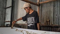 Batik ini dibuat khusus untuk mengenang meletusnya Gunung Semeru beberapa waktu lalu.