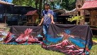 Di samping itu batik ini juga bakal dilelang dan hasilnya akan disumbangkan untuk korban bencana alam erupsi gunung berapi tersebut.