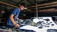 Bayu mengatakan lelang Batik Semeru ini dibuka dengan harga Rp 250.000 per item. Nantinya hasil lelang akan diumumkan melalui akun sosial media Batik Sembung.