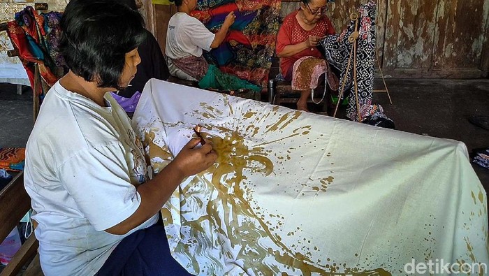 Perajin batik di Kulon Progo, Yogyakarta membuat batik tulis bermotif Gunung Semeru. Batik ini akan dilelang dan didonasikan untuk membantu korban erupsi Semeru.