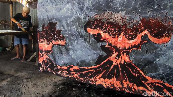 Pengumuman! Batik Motif Semeru Ini Dilelang untuk Bantu Korban Erupsi Perajin batik di Kulon Progo, Yogyakarta membuat batik tulis bermotif Gunung Semeru. Batik ini akan dilelang dan didonasikan untuk membantu korban erupsi Semeru.